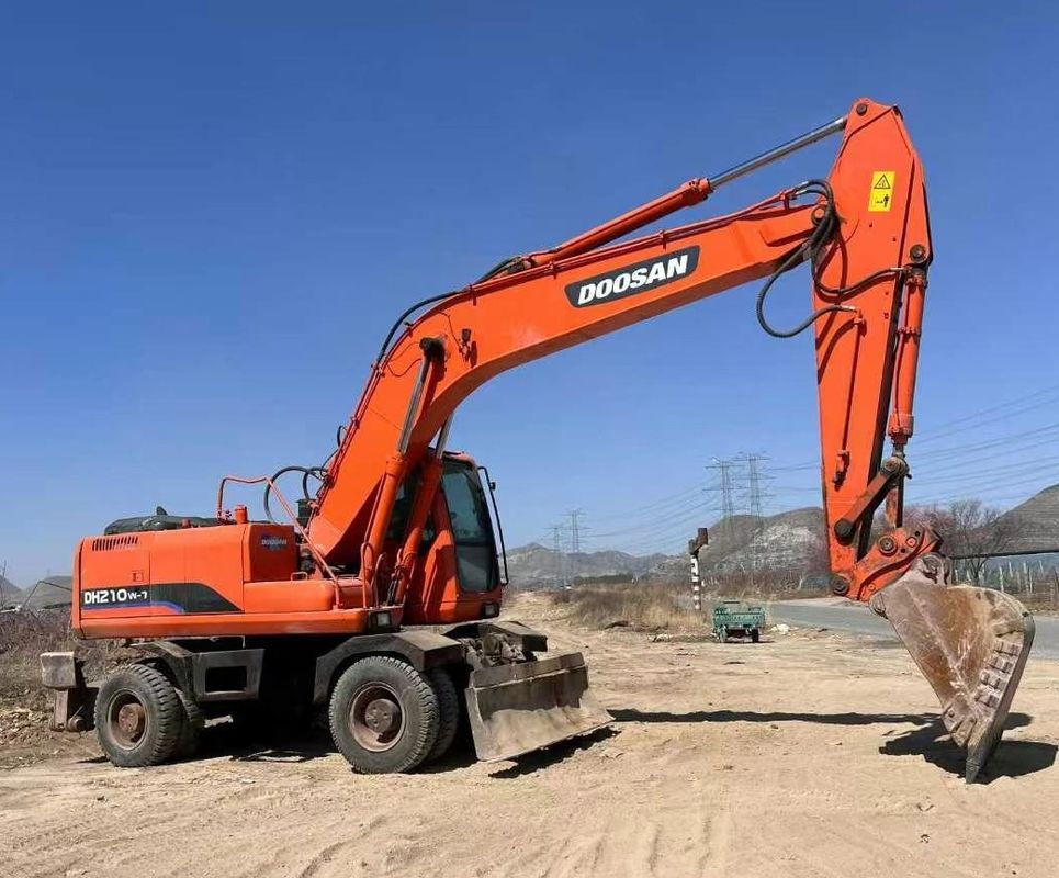 حفرة دوسان DH210 ذات عجلات مع محرك هيدروليكي ووزن تشغيل