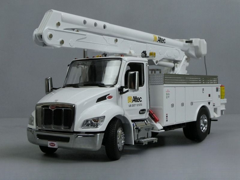 1/32 بيتربيلت 536 مع منصة عمل جوية ألتيك AA55 موديل DM 71105
