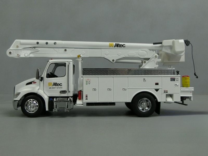 1/32 بيتربيلت 536 مع منصة عمل جوية ألتيك AA55 موديل DM 71105