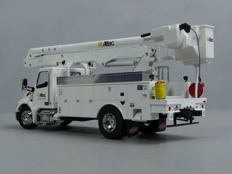 1/32 بيتربيلت 536 مع منصة عمل جوية ألتيك AA55 موديل DM 71105