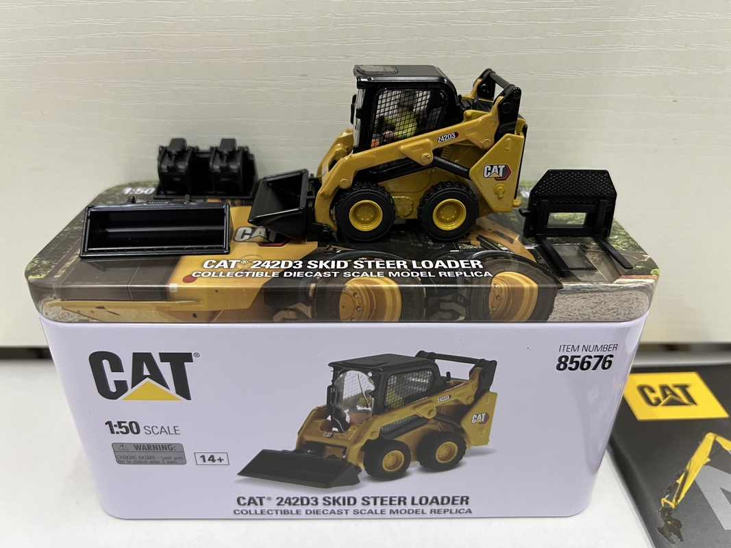 DM 1:50 CAT 242D3 شاحن عجلات مضغوط من سبيكة صب 85676 لعبة جمعية