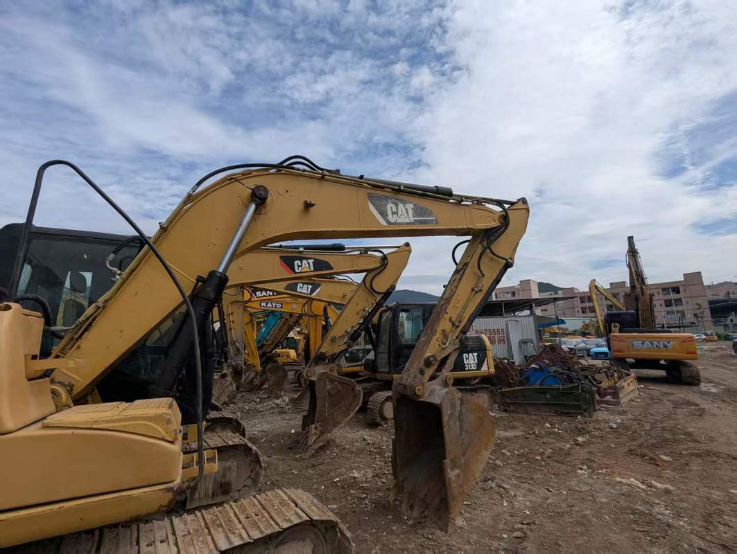 حفارة هيدروليكية Cat 312D مستعملة، مزودة بمحرك Cat C4.2 ACERT، وزن التشغيل 13,000 كجم، وأقصى عمق حفر 6.44 متر