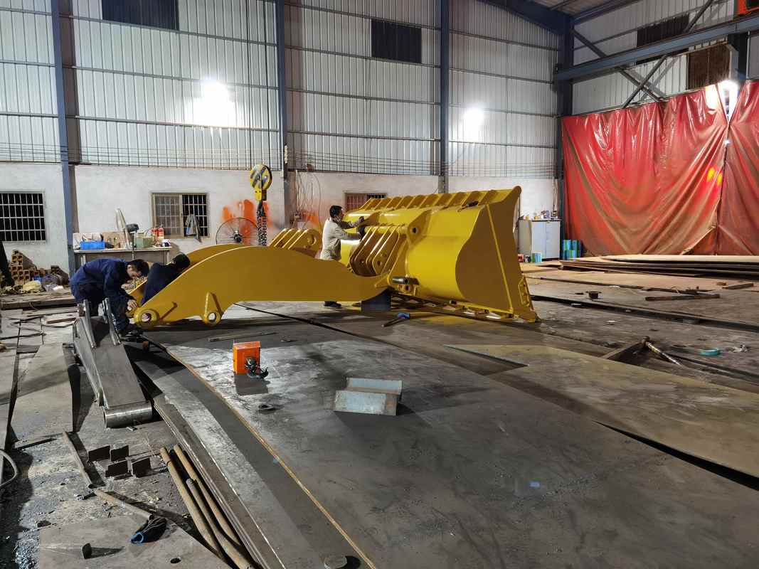 دلو حفر 5.5 متر مكعب مخصص لـ Cat 980 محمل عجلات - دلو صخرة Q355B ثقيل